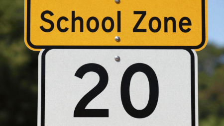 senal de zona de velocidad escolar